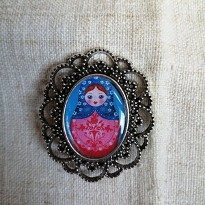 Broche Russe Matriochka - Signée Artiste Spiridonova, En Bois, Neuve Avec étiquettes