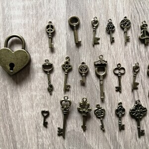 jeu du cadenas, pour jarretière ou bouquet, avec 20 clés plus celle ouvrant le cadenas et ses cartes personnalisables, 12 modèles au choix image 5