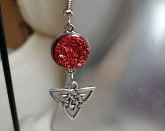 boucles d'oreilles "triquetra et cabochon rouge"