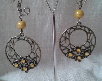 jolies boucles d'oreilles fleuries jaunes