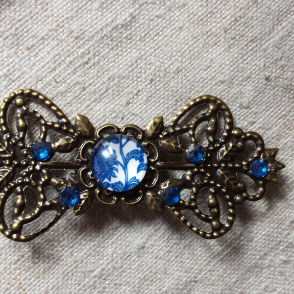 broche "cabochon fleur bleue"