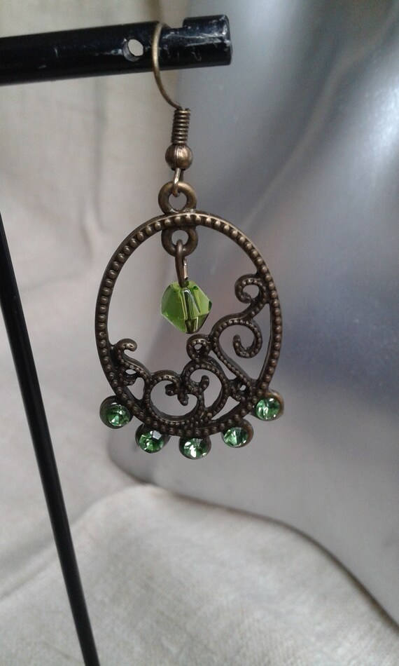 Boucle D'oreille Pendante Bronze Avec Cristal Vert Anis – Occasion Bon état