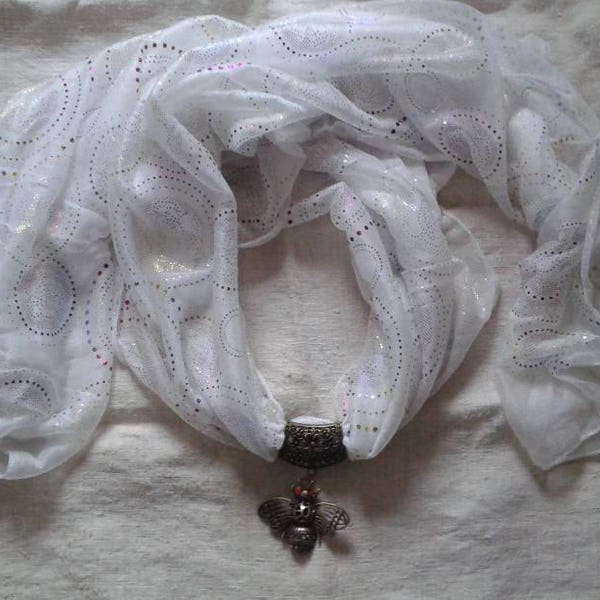 foulard blanc et son bijou abeille en bronze