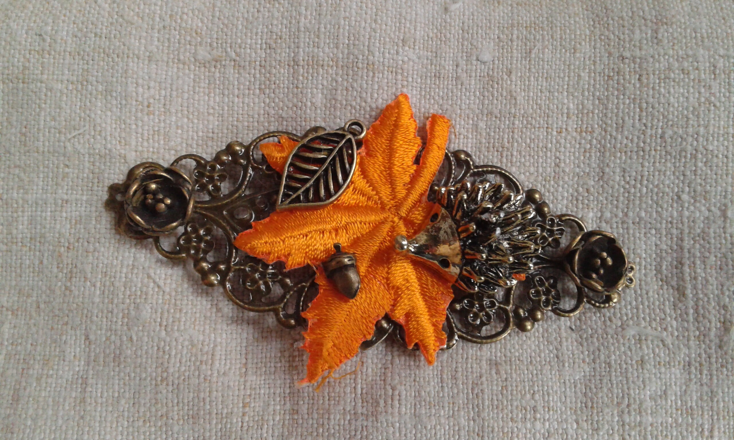 Broche Hérisson Porte-Bonheur En Résine - Marron Et Doré - Œil En Cristal - Vintage - Occasion