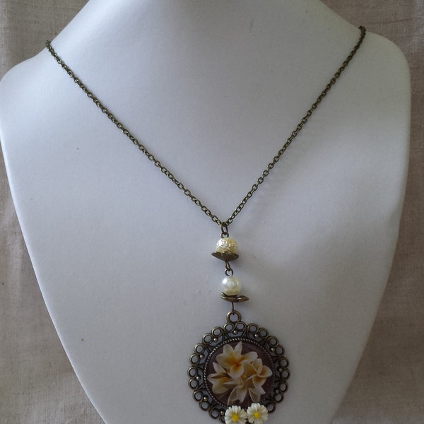 collier "fleurs de frangipanier"