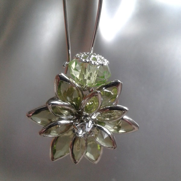 boucles d'oreilles dormeuses"fleur strass verte"