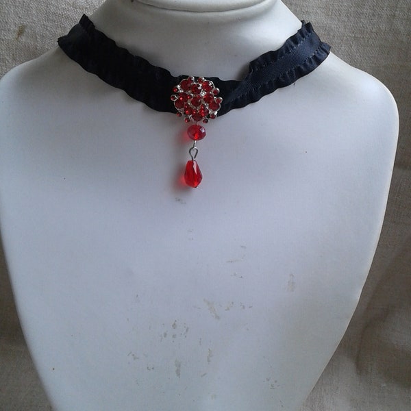 collier ras de cou" ruban noir et son bijou strass rouges "