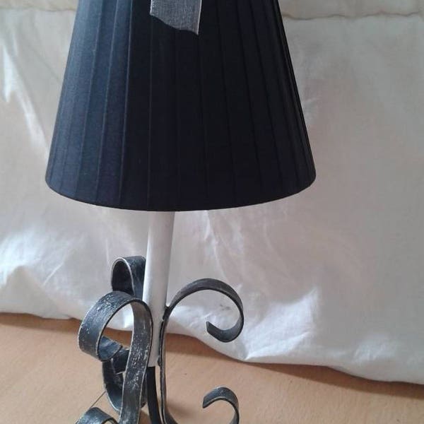 petite lampe patinée noire et blanche