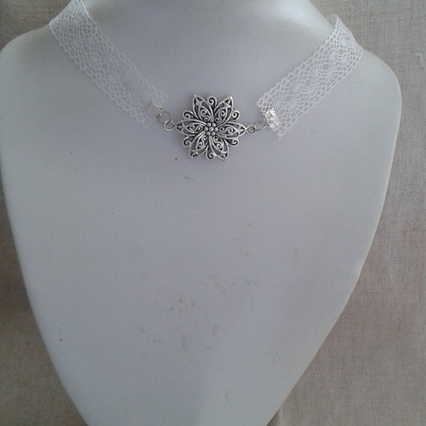 collier ras de cou "dentelle blanche et fleur"