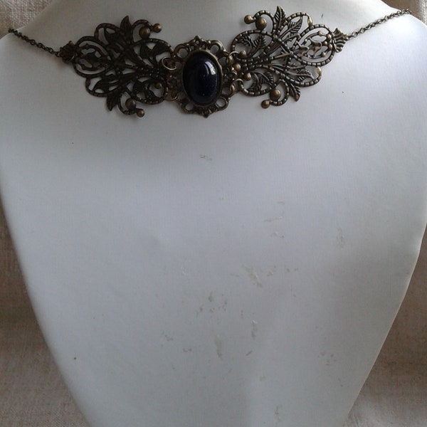 collier ras de cou "estampes et cabochon noir pailleté"