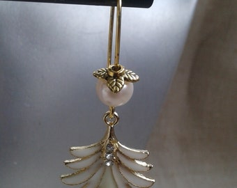 sleeper earrings "ivory leaf"