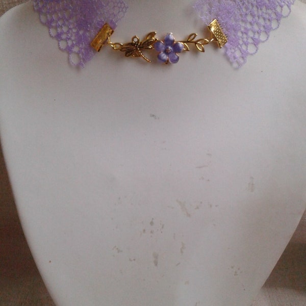 collier ras de cou "dentelle et fleur mauves"