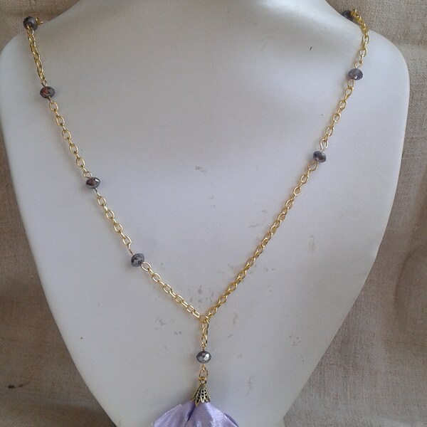 collier "perles et pompons violets"