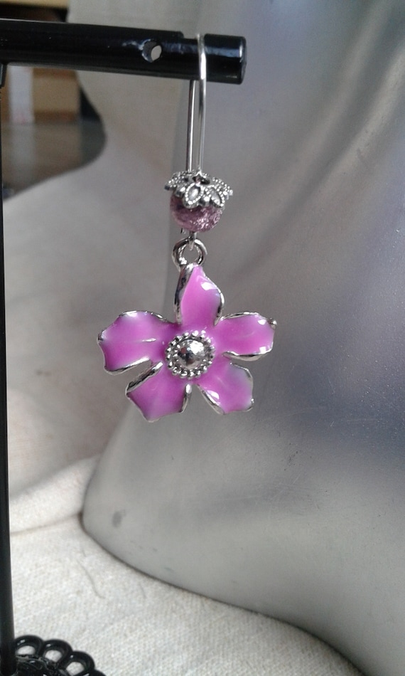 Boucles D'Oreilles Dormeuses Rondes - Motifs Fleurs Mauves Sur Fond Rose - Fait Main En Verre