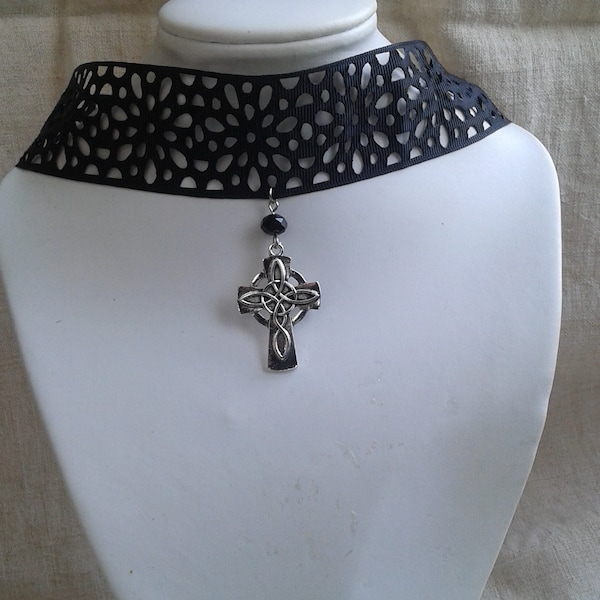 collier ras de cou "ruban large noir et croix noeud celtique"