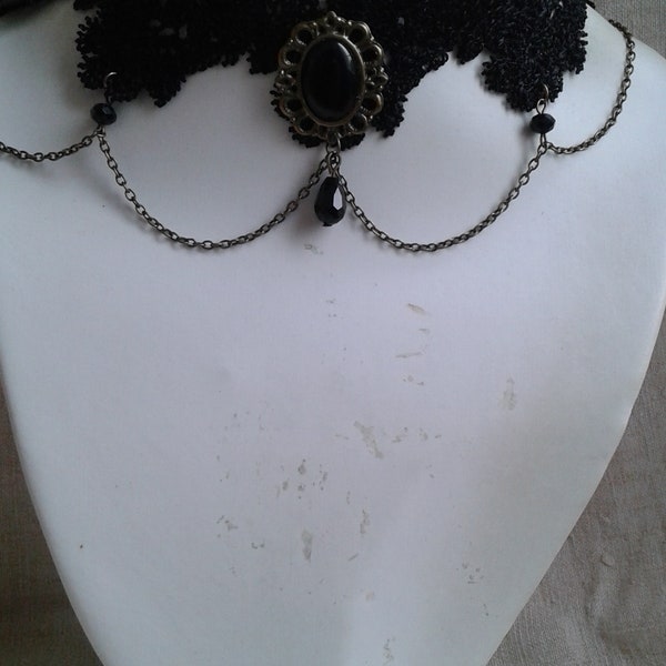 collier ras de cou "dentelle et cabochon noirs"