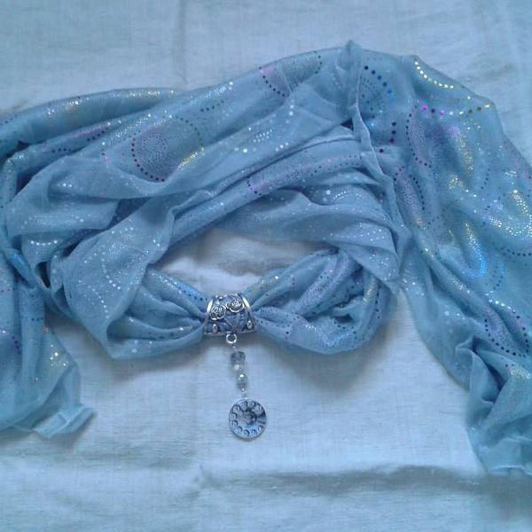 foulard gris et son  beau cabochon cadran