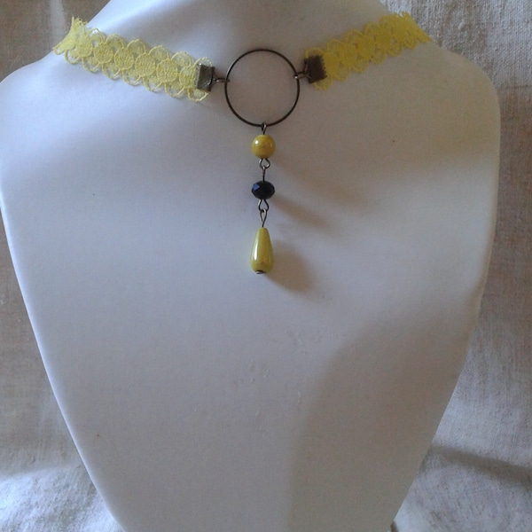 collier ras de cou "dentelle jaune et perles"