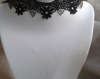 sticking low neck "black lace and leaves"