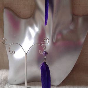 Brincos de “penas roxas e pérolas”