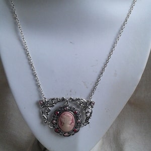 Pendentif Ancien Avec Un Joli Camée Rose - Occasion En Très Bon état (TBE) - Bijou Vintage Et Délicat, Parfait Pour Les Amatrices De Camées