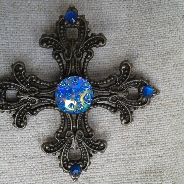 broche "croix et cabochon bleu"