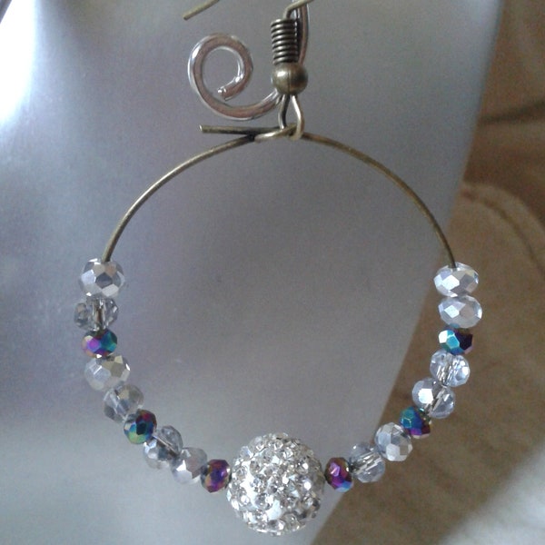 boucles d'oreilles créoles "perle shamballa blanche"