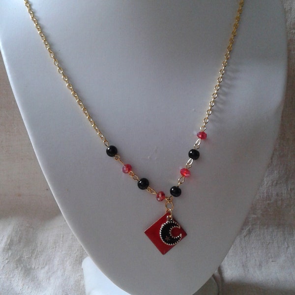 collier "losange rouge et lune noire"