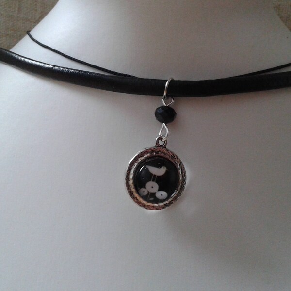 collier "ruban noir et cabochon oiseau"