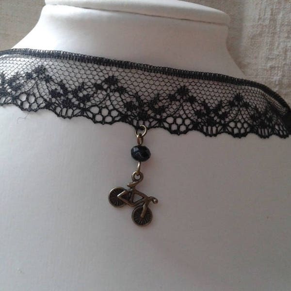 collier ras de cou "dentelle noire et vélo"