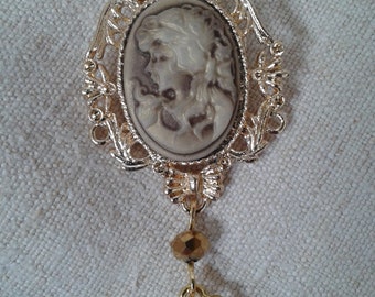 broche "camée beige"