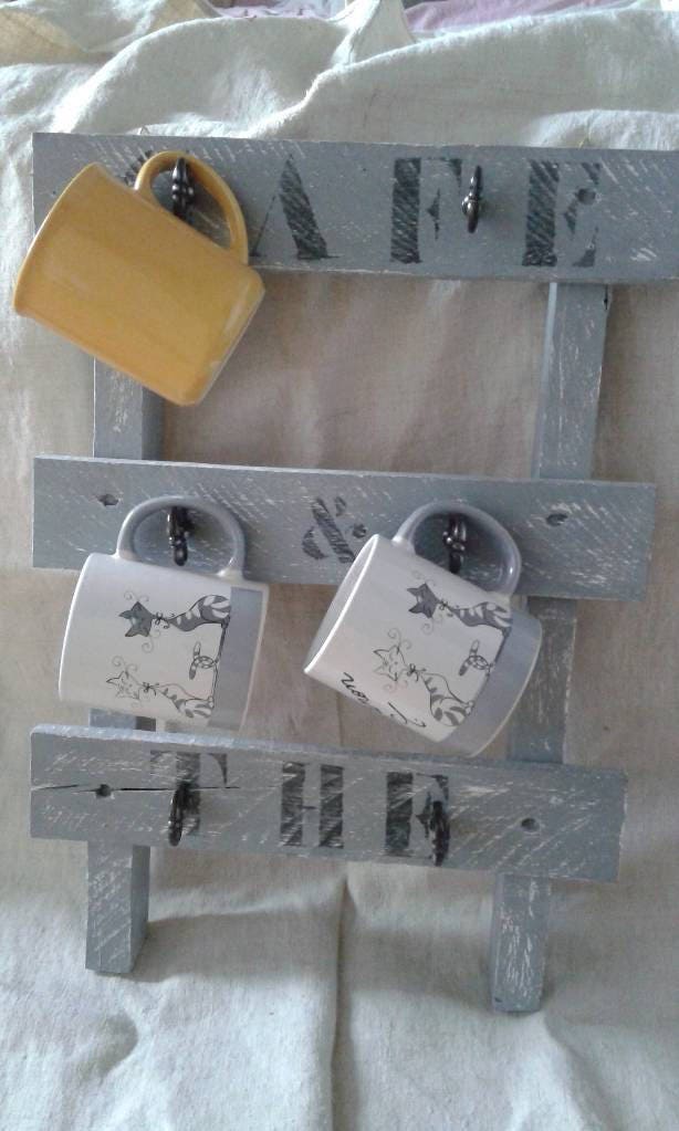 Palette Transformée en Support Pour Tasses Patiné Gris Gustavien