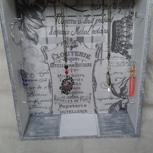 caisse à vin transformée en boite à bijoux murale, patinée grise et blanche