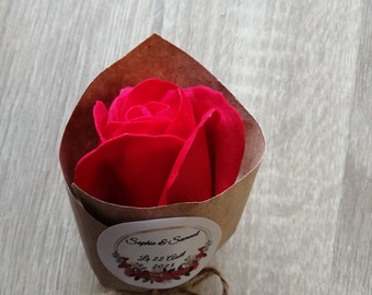 cadeau invité, lot de 10  "roses de savon", 2 couleurs et 20 motifs d'étiquettes possibles, personnalisables