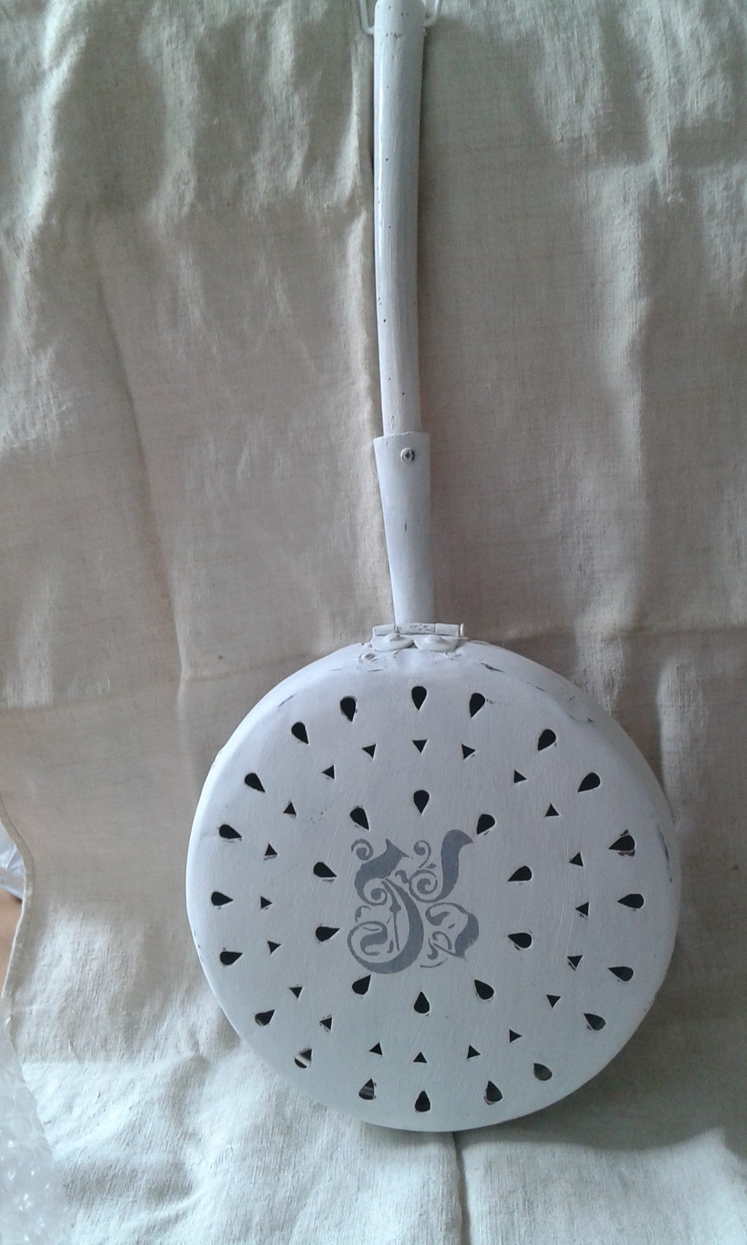 Grande Bassinoire Patinée Blanche