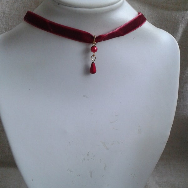 collier  ras de cou "ruban velours rouge et perles"