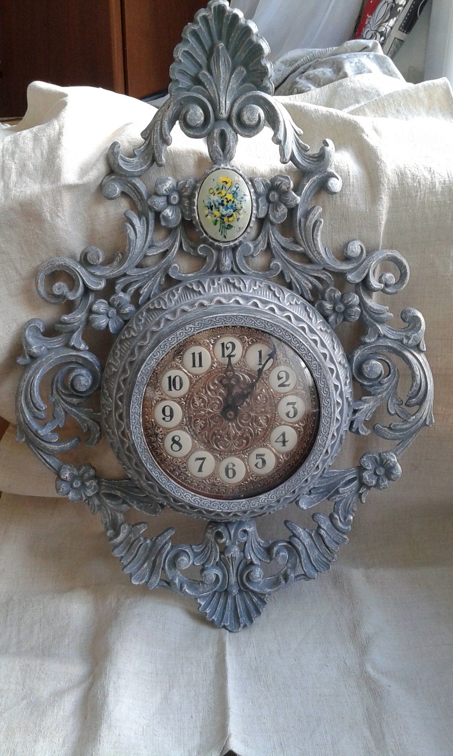 Pendule Murale Patinée Gris Gustavien et Blanche