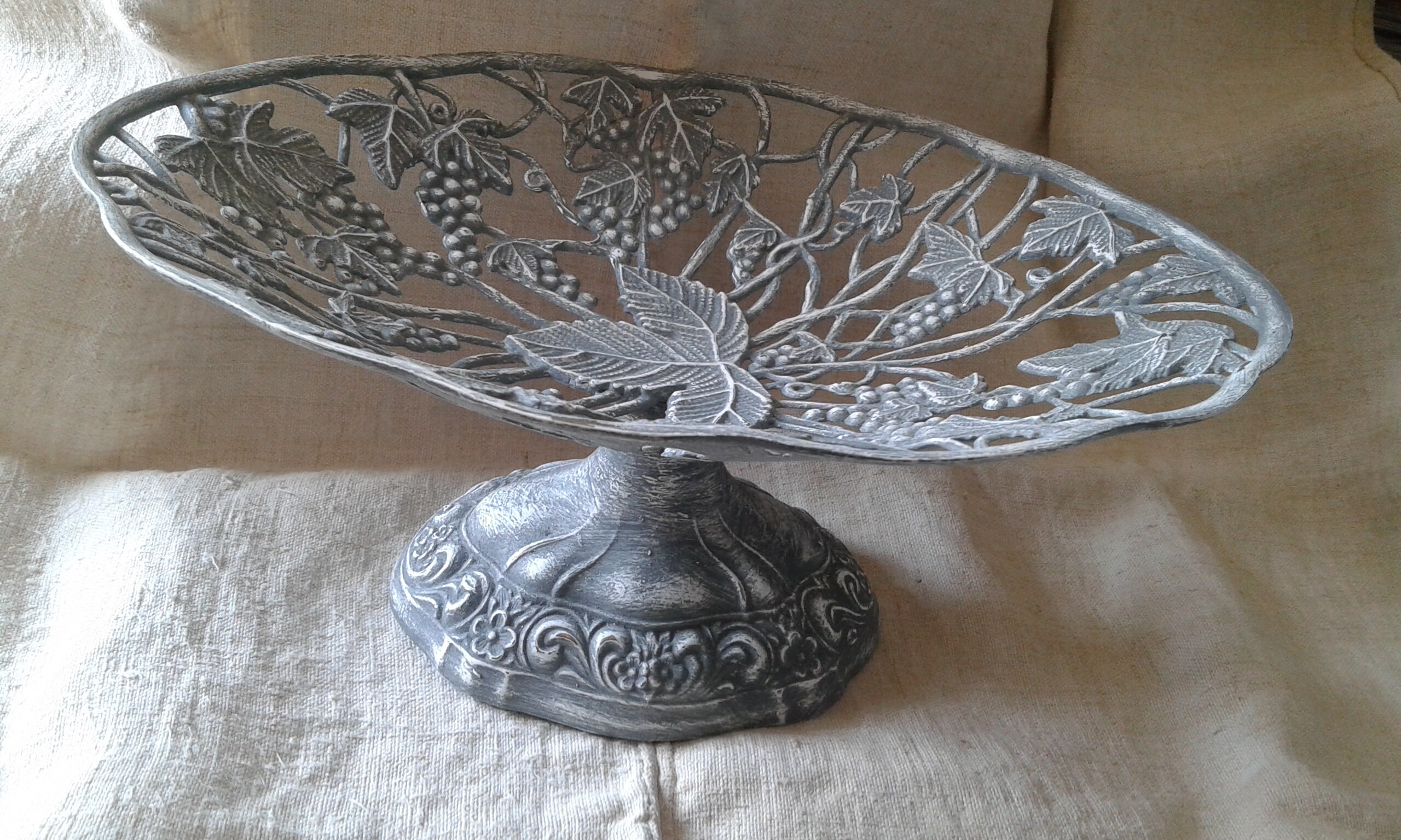 Coupe de Fruits, Motifs Vigne , Patinée Blanche et Gris Gustavien