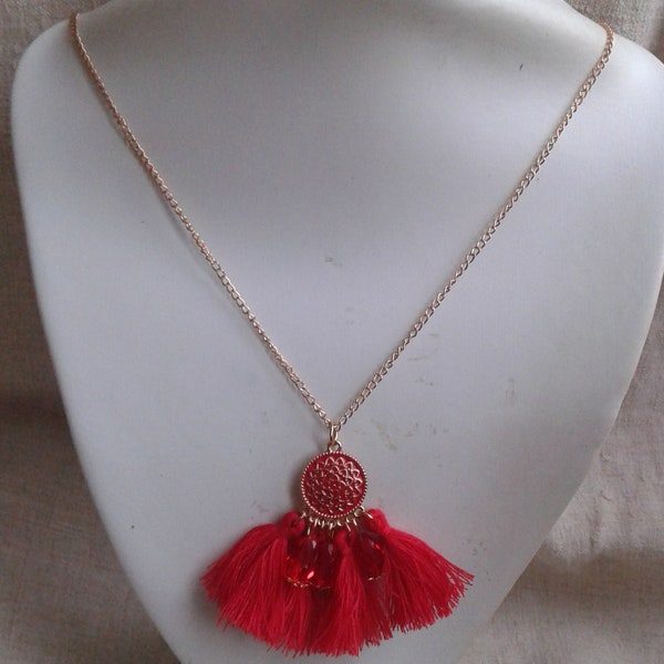 collier "pendentif pompons rouges"