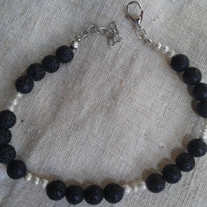 bracelet &quot;perles de lave noires&quot;