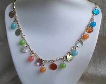 collier ras de cou " perles et pastilles de nacre multicolores"