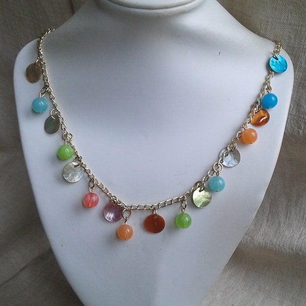 collier ras de cou " perles et pastilles de nacre multicolores"