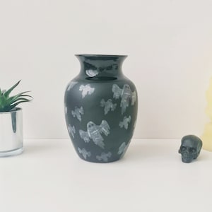 Gothic Ghost Vase, Spooky Goth Flowers, Macabre Alternative Flower, Emo Curved Vases, Black Alt Ceramic, Decorative Ceramics, Weird Creepy