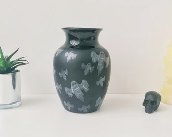 Gothic Ghost Vase, Spooky Goth Flowers, Macabre Alternative Flower, Emo Curved Vases, Black Alt Ceramic, Decorative Ceramics, Weird Creepy