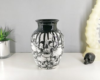 Gothic Skulls Vase, Skull Goth Flowers, Macabre Alternative Flower, Emo Curved Vases, Black White Ceramic, Decorative Ceramics, Weird Creepy