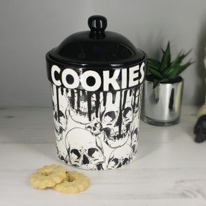 Skull Cookie Jar, Skulls, Biscuit Barrel, Kitchen Storage Canisters, Utensil Pot, Flour Pots, Gothic Ceramic Cookies, Oats, weird wonderful