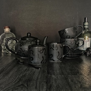 Set da tè "Serpente Nero", set gotico opaco, set da strega di Halloween, teiera macabra, estetica magica, tè del pomeriggio scuro, regalo Serpent Cottagecore