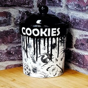 虫ビスケット樽、クッキージャー、保存容器、大型キャニスター、ユニークなゴシックデザイン、キッチン家庭用品、手描きの陶器、奇妙で素晴らしい