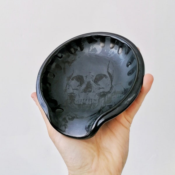 Repose-cuillère tête de mort, têtes de mort gothiques noires, ustensile de cuisine gothique, porte-cuillères macabre, rangement pour sachets de thé, cadeau d'articles de maison, os de squelette effrayants