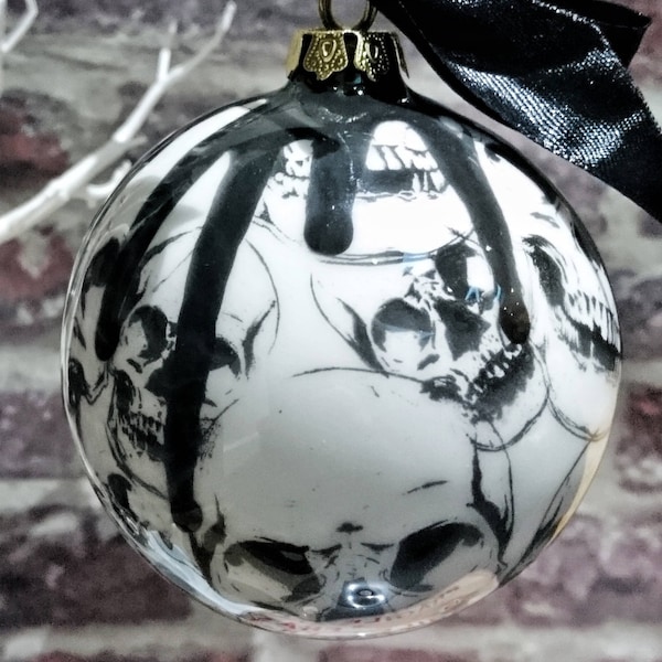 Boules de Noël, Décoration alternative, Crâne gothique, Ampoule de Noël, Décor d’arbre en céramique, Peint à la main, Bizarre et merveilleux, Crânes noirs goth